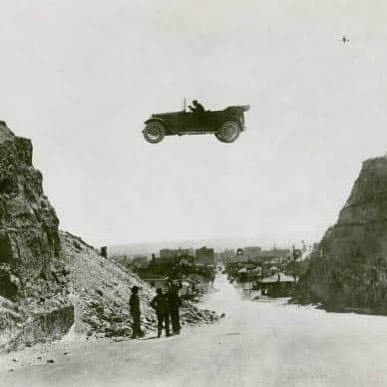 Des cascadeurs sautant deux grands talus à el paso, au texas. Cette photo a été prise en 1922.