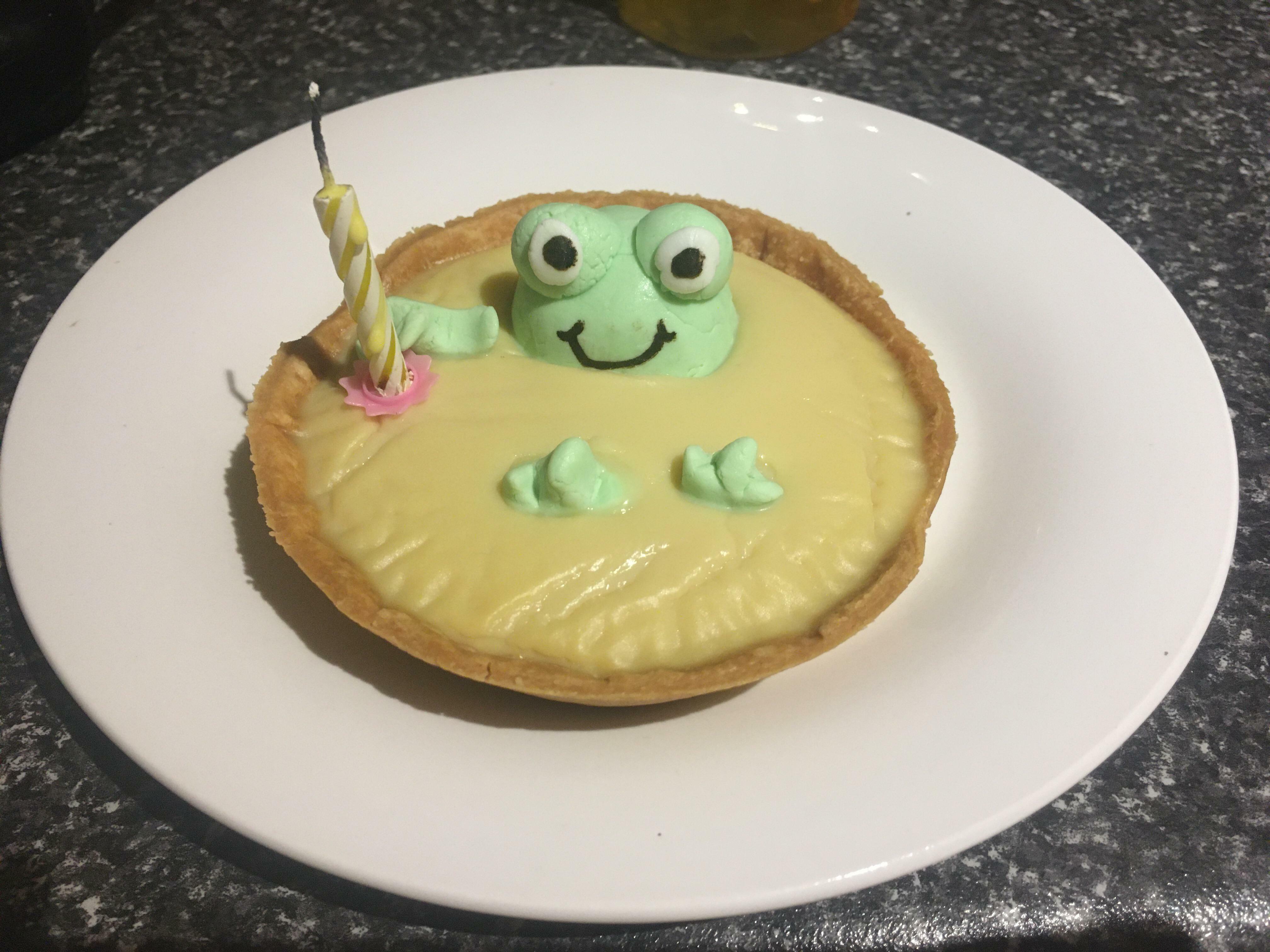 tarte à la crème pâtissière à la grenouille que mon mari m'a préparée pour mon anniversaire