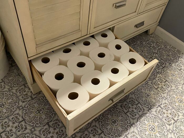 la façon dont ce papier toilette tient dans le tiroir de la vanité