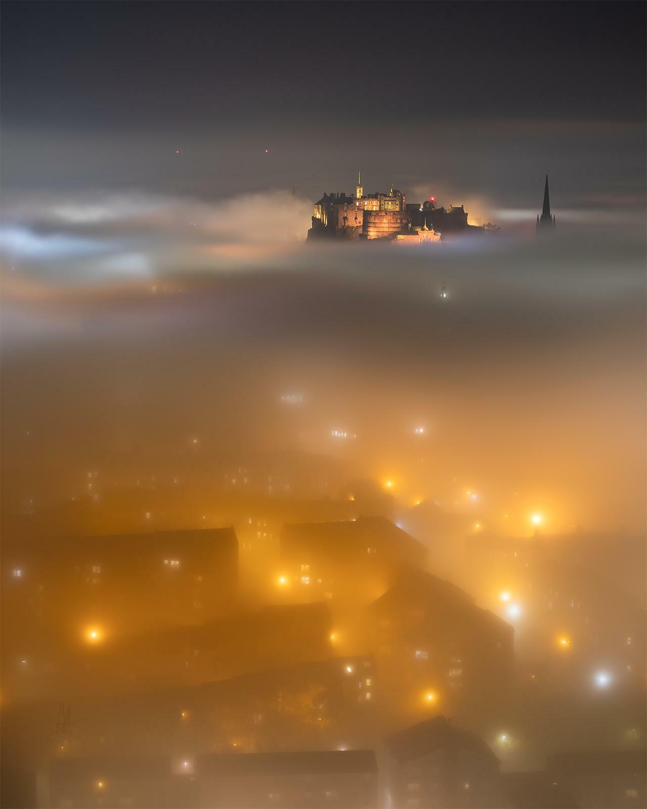 itap château d’edinburgh entouré de brouillard