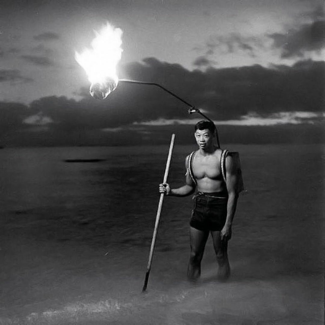 un homme qui pêche de nuit au large des côtes d’hawaii, 1948