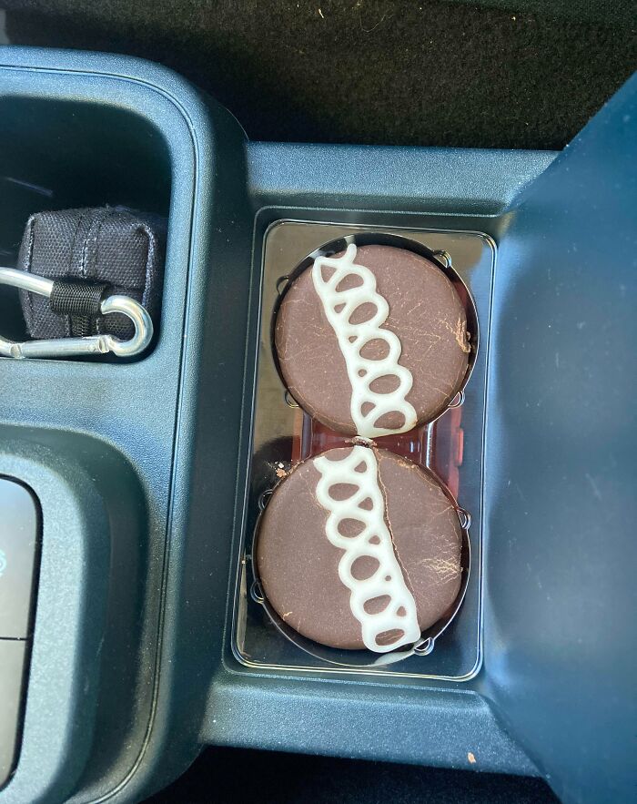 ce paquet de 2 cupcakes tient parfaitement dans le cube central de mon camion
