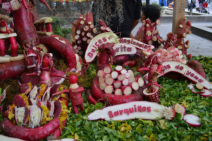 oaxaca, au mexique, organise un énorme festival de sculpture de radis pendant la période des fêtes.