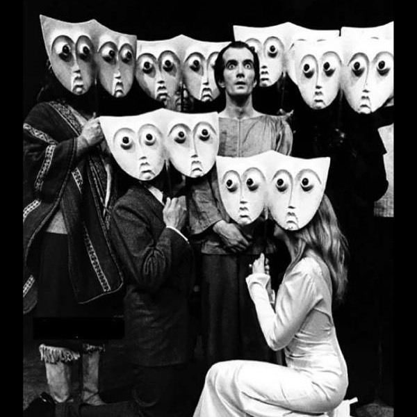 une représentation au théâtre de la cruauté à paris, france. photo prise à la fin des années 1920