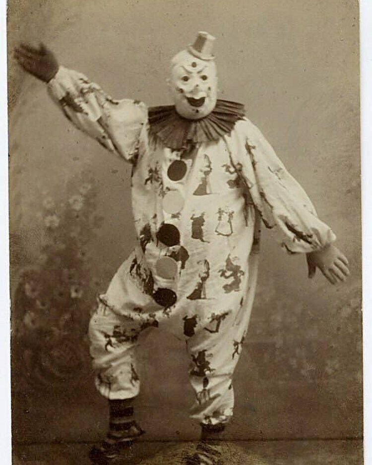 un clown heureux du début des années 1900