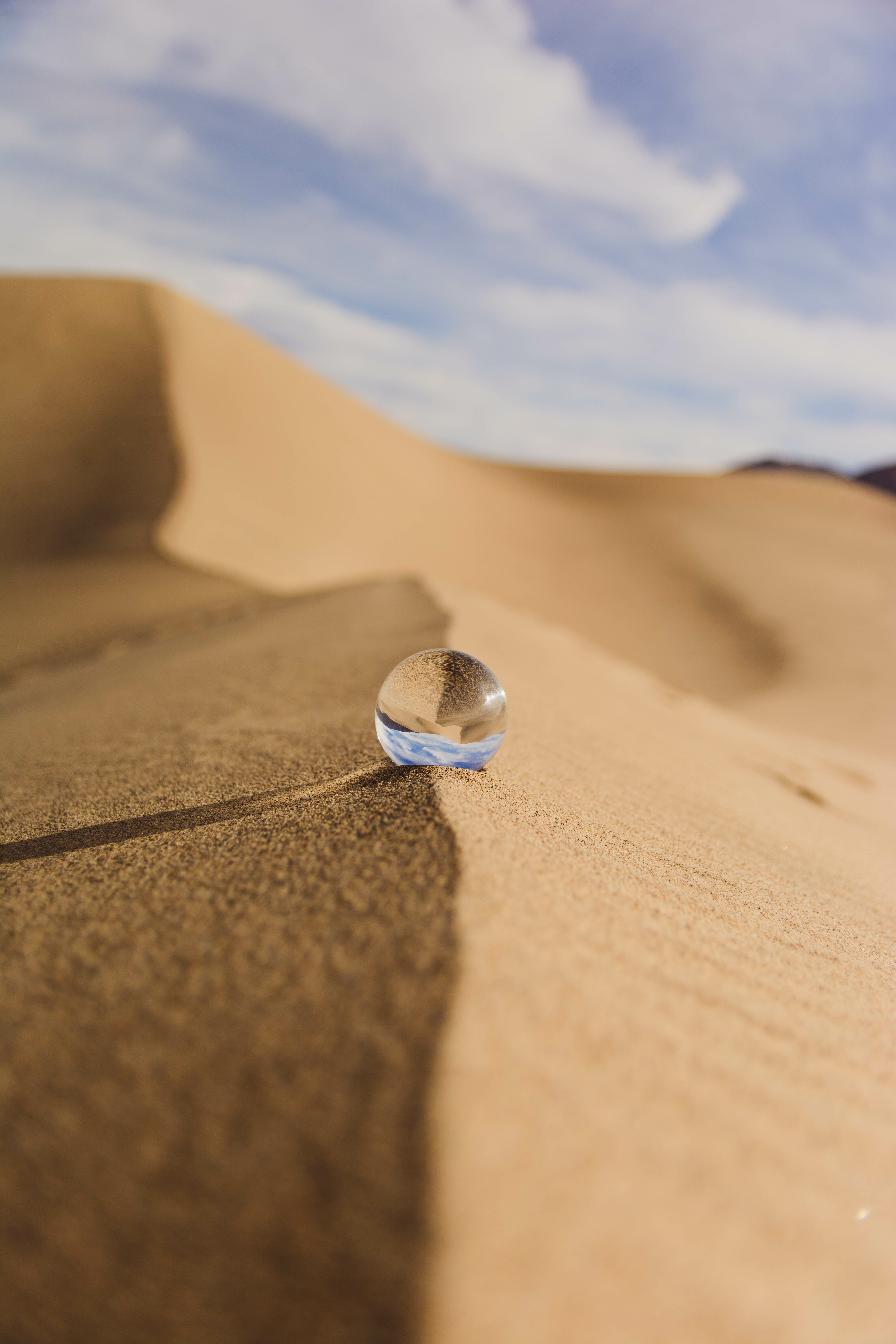 itap d'une boule de cristal sur une dune de sable