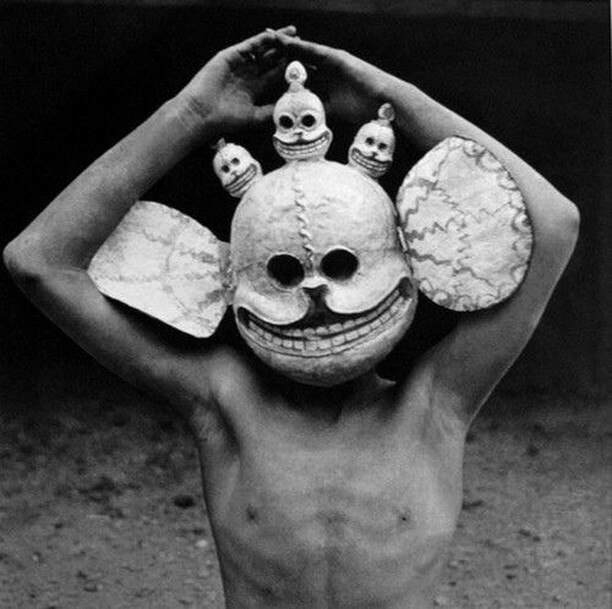 chaman tibétain portant un masque de crâne citipati