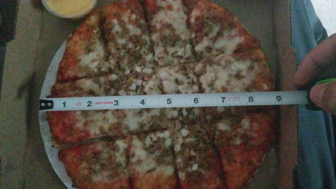 J’ai commandé une pizza de 12 pouces. Ils m’ont dit qu’elle rétrécissait pendant la cuisson. Aujourd’hui, j’ai appris que la pâte rétrécit.
