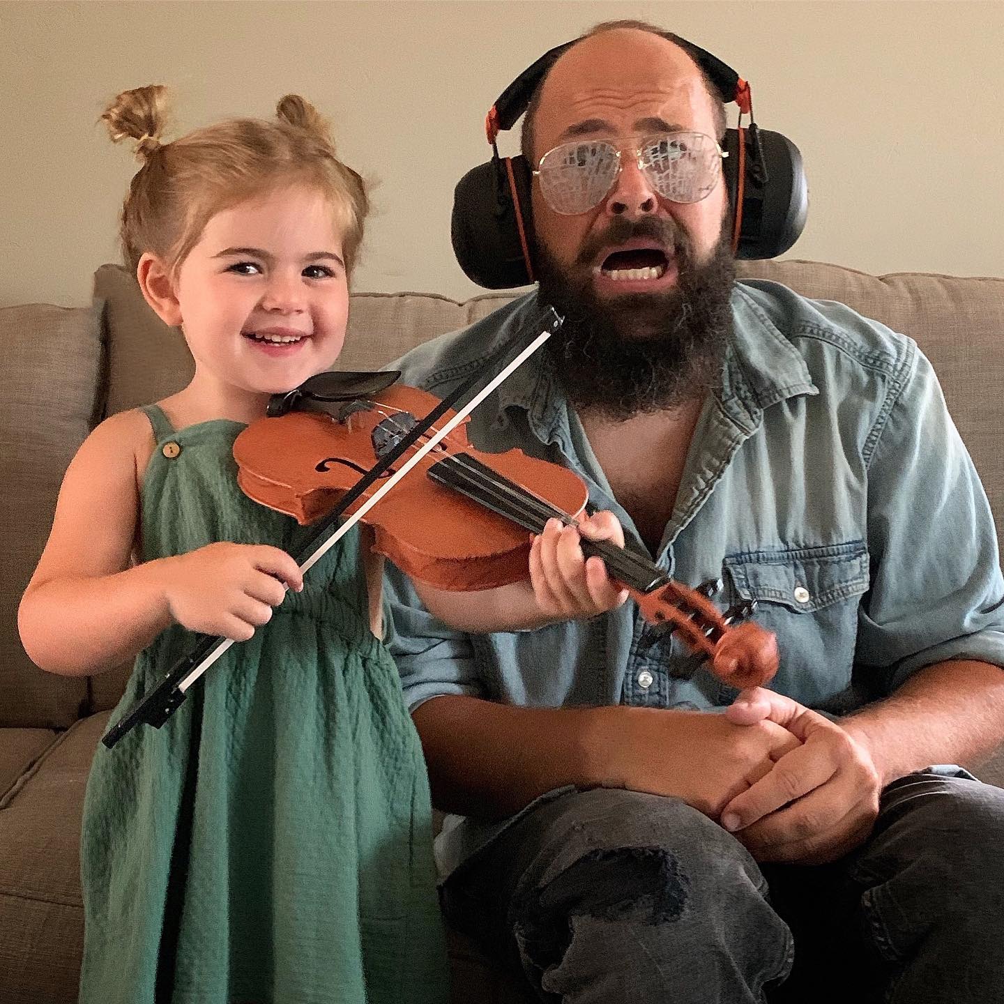 Un papa prend des photos hilarantes avec ses filles déguisées et elles sont trop adorables (40 nouvelles photos).