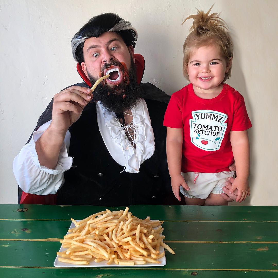 Un papa prend des photos hilarantes avec ses filles déguisées et elles sont trop adorables (40 nouvelles photos).