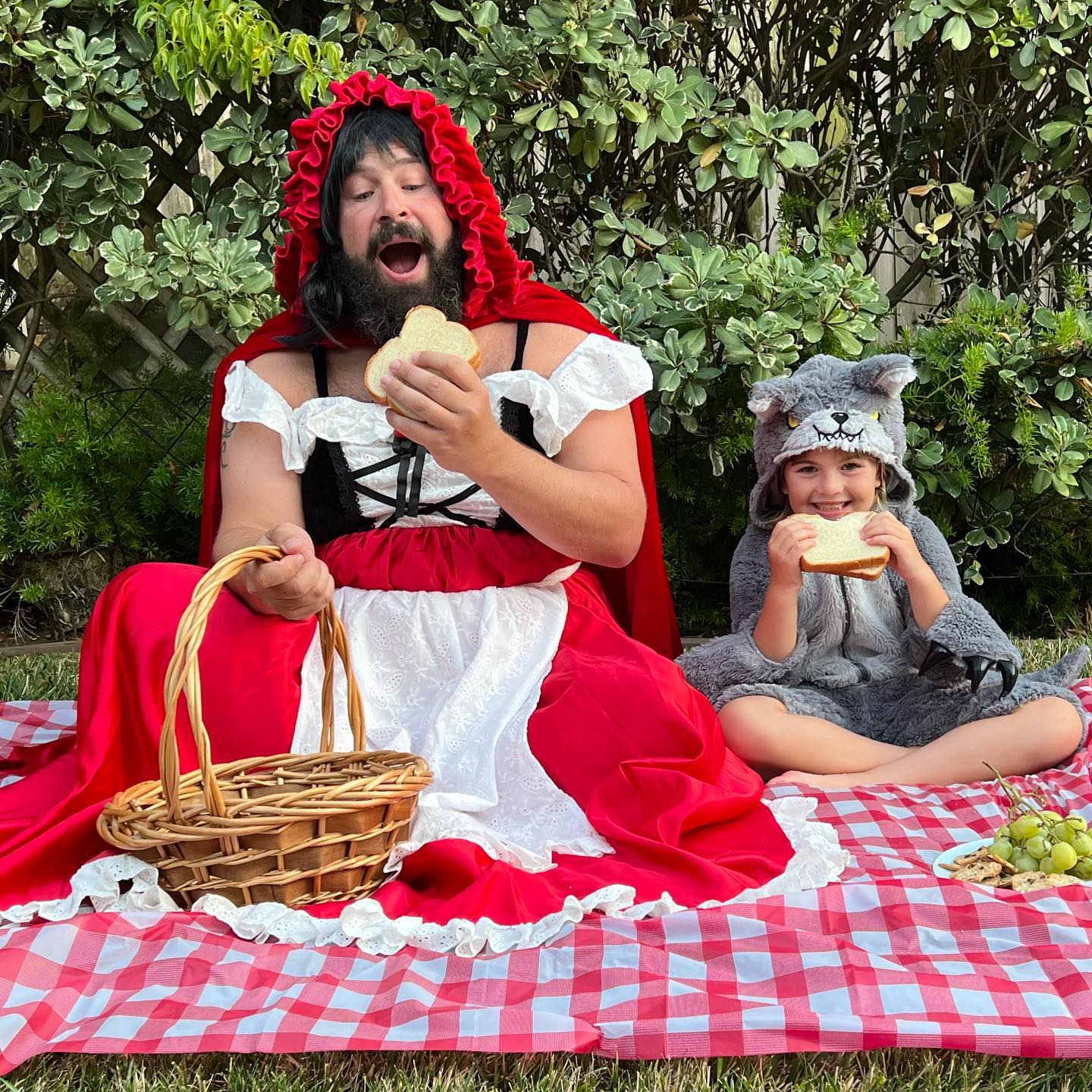 Un papa prend des photos hilarantes avec ses filles déguisées et elles sont trop adorables (40 nouvelles photos).