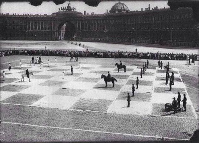 une partie d’échecs humaine à st. petersburg, russie. cette photo a été prise en 1924