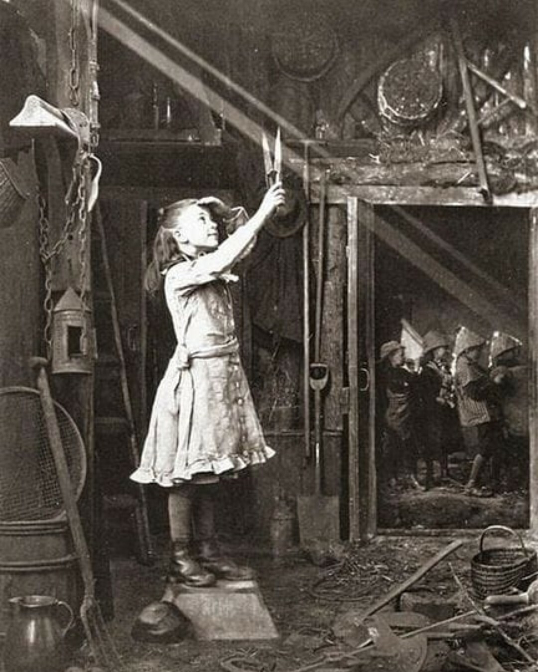 une jeune fille qui essaie de couper un rayon de soleil. cette photo a été prise par adam diston en 1886