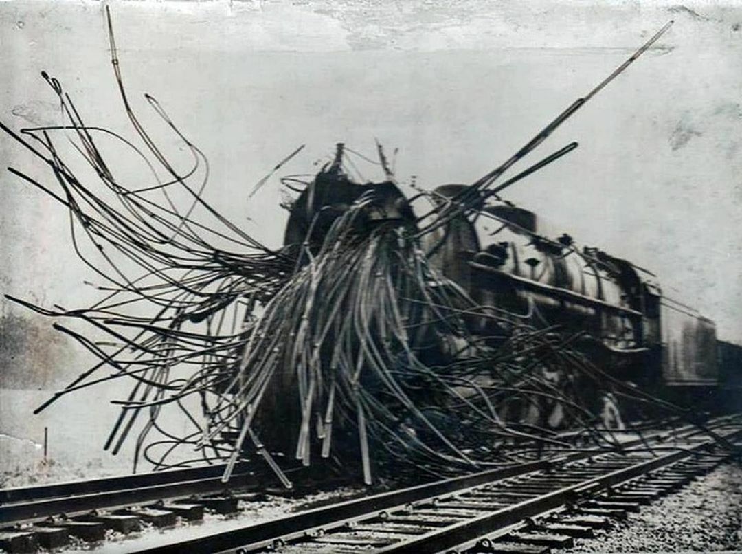 une locomotive à vapeur c&o t-1 après une explosion de chaudière. cette photo a été prise en 1943