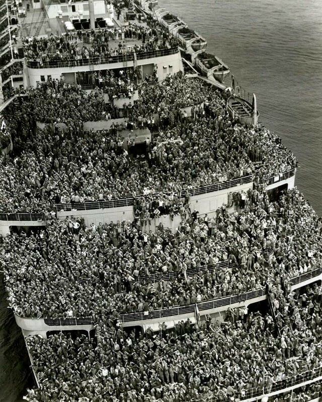 Des soldats rentrant chez eux après la 2e guerre mondiale. Cette photo a été prise en 1945.