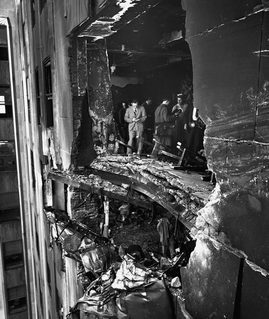en 1945, un bombardier b-25 s’est perdu dans une zone de brouillard et s’est écrasé au 79e étage de l’empire state building. quatorze personnes sont décédées lors de cet incident.