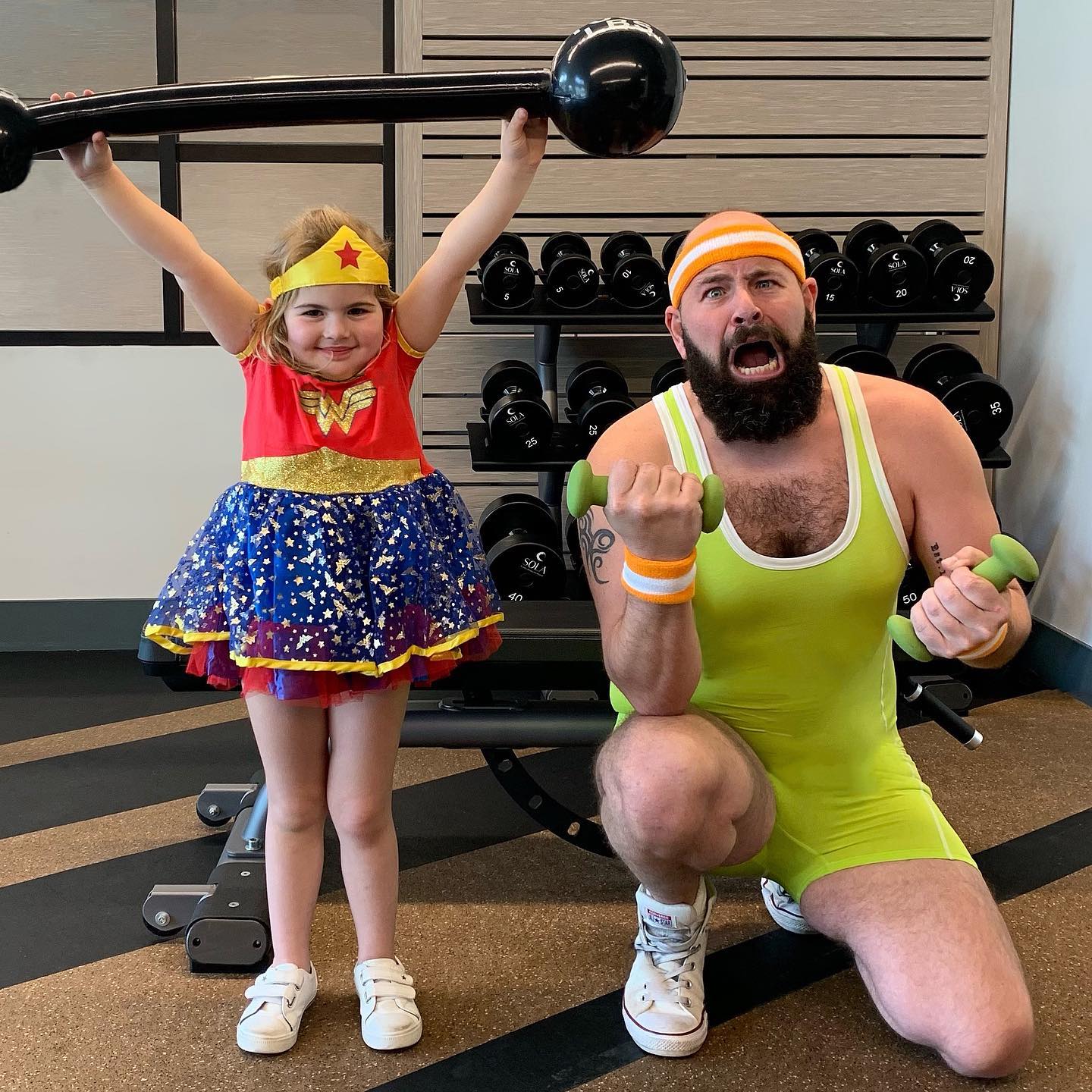 Un papa prend des photos hilarantes avec ses filles déguisées et elles sont trop adorables (40 nouvelles photos).