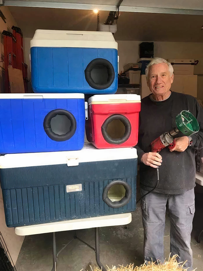 Cet homme recycle de vieilles glacières de pique-nique pour en faire des abris pour chats errants pour l’hiver ! C’est vraiment cool !