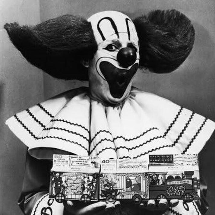 Voici le clown le plus célèbre d’antan, Bozo le clown, qui est apparu pour la première fois à la télévision en 1949.