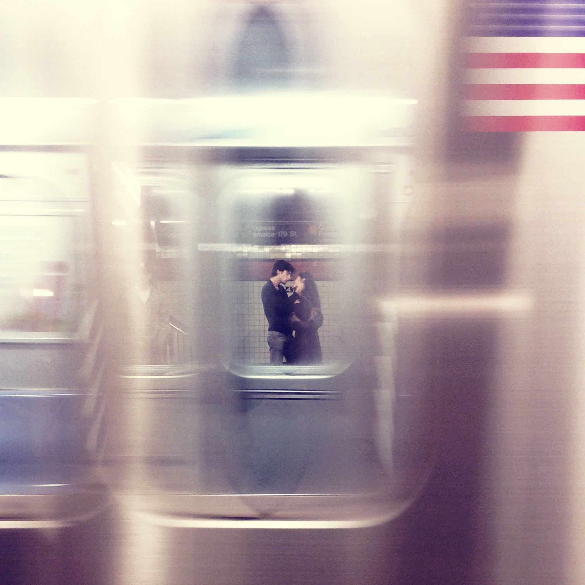 itap à travers un wagon de métro en mouvement lors d’une visite à nyc, le jour de la commémoration, il y a environ un an. un vrai coup de chance pris avec la caméra d’un téléphone.