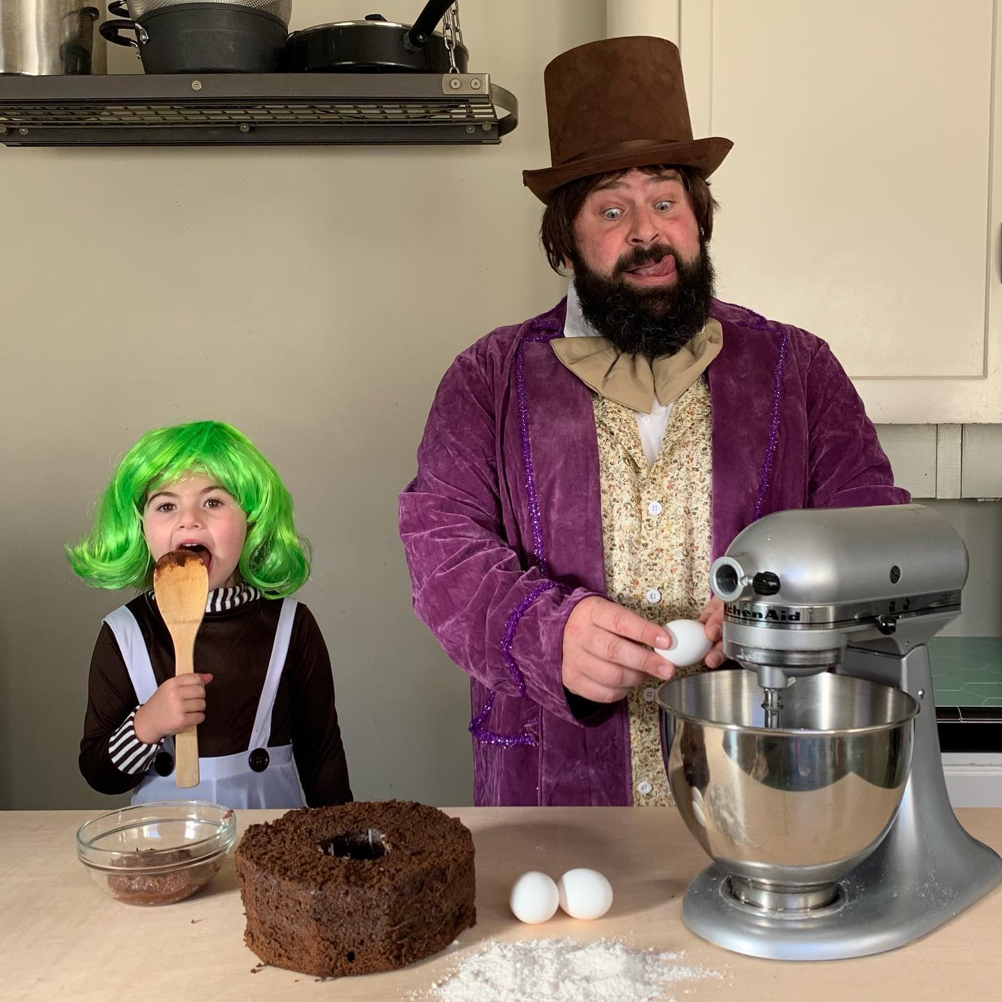 Un papa prend des photos hilarantes avec ses filles déguisées et elles sont trop adorables (40 nouvelles photos).