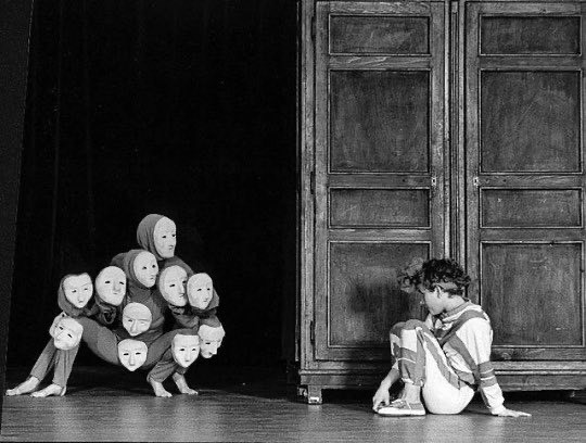 une performance au théâtre du mouvement en france, 1985