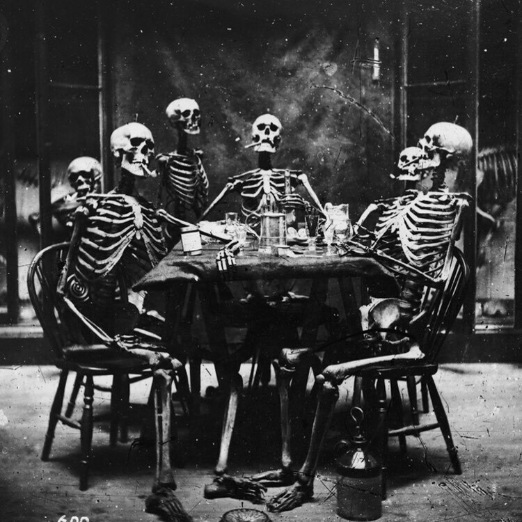 six squelettes fumant autour d’une table à manger, vers 1865