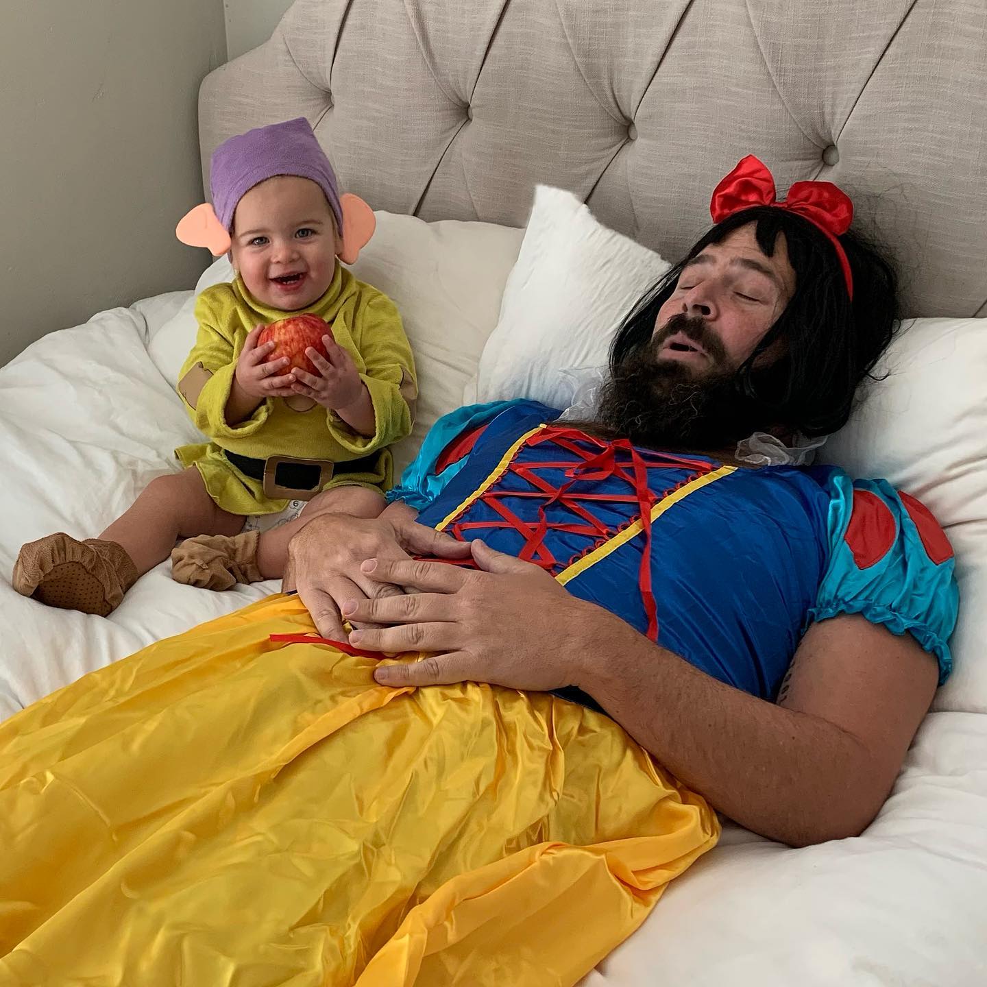 Un papa prend des photos hilarantes avec ses filles déguisées et elles sont trop adorables (40 nouvelles photos).