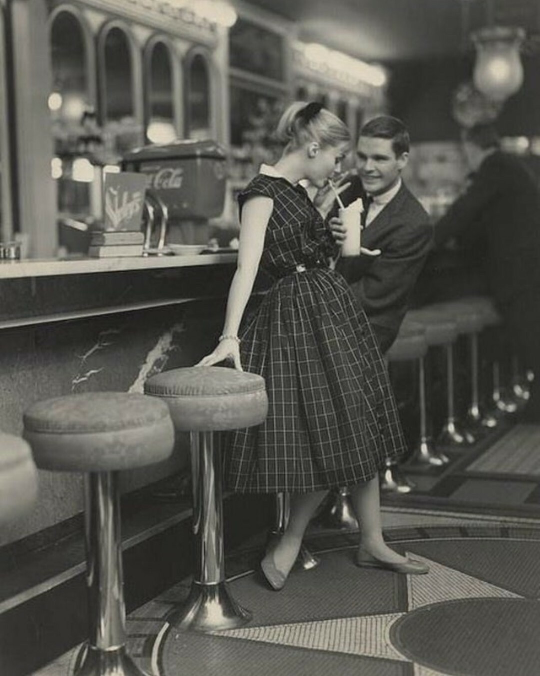 deux adolescents qui sortent ensemble dans les années 50