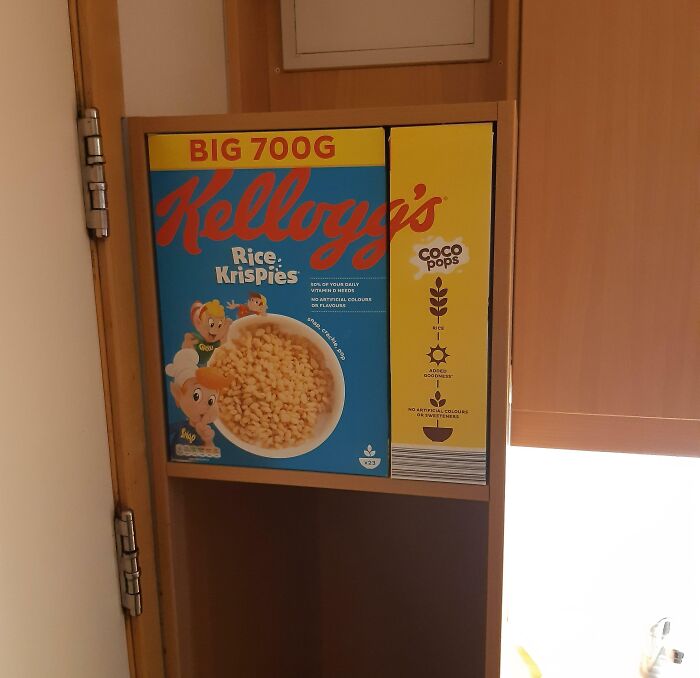 la façon dont nos boîtes de céréales rentrent parfaitement dans cette étagère dans notre dortoir.