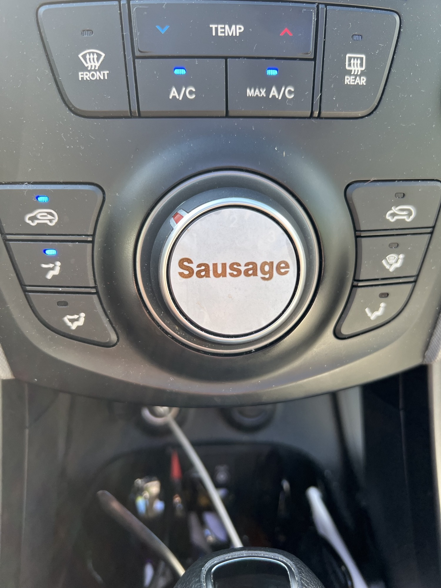 l’autocollant “saucisse” de mcdonald’s s’adapte parfaitement au bouton de ma climatisation