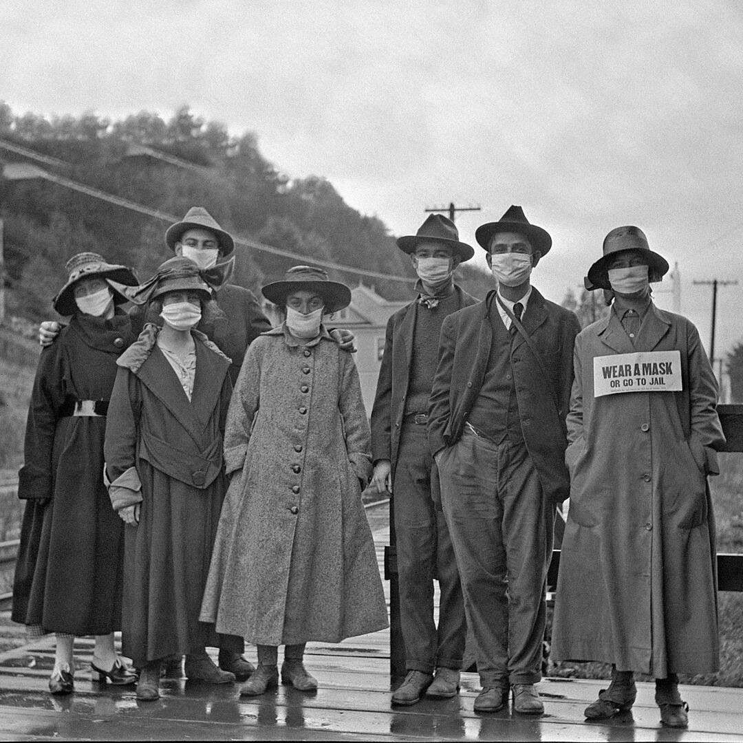 Des personnes portant des masques faciaux pendant l’épidémie de grippe espagnole dans les années 1920.