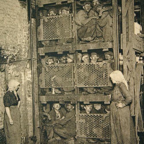 Des mineurs de charbon belges entassés dans un ascenseur de mine de charbon, remontant après une journée de travail, vers 1900.