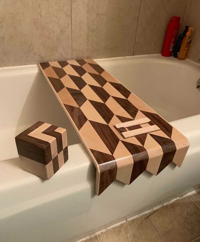 Une table de bain que j’ai faite pour ma copine. Le cube est un butoir de porte. Ne fais pas attention à la mauvaise finition, il était destiné à être posé sur le sol.