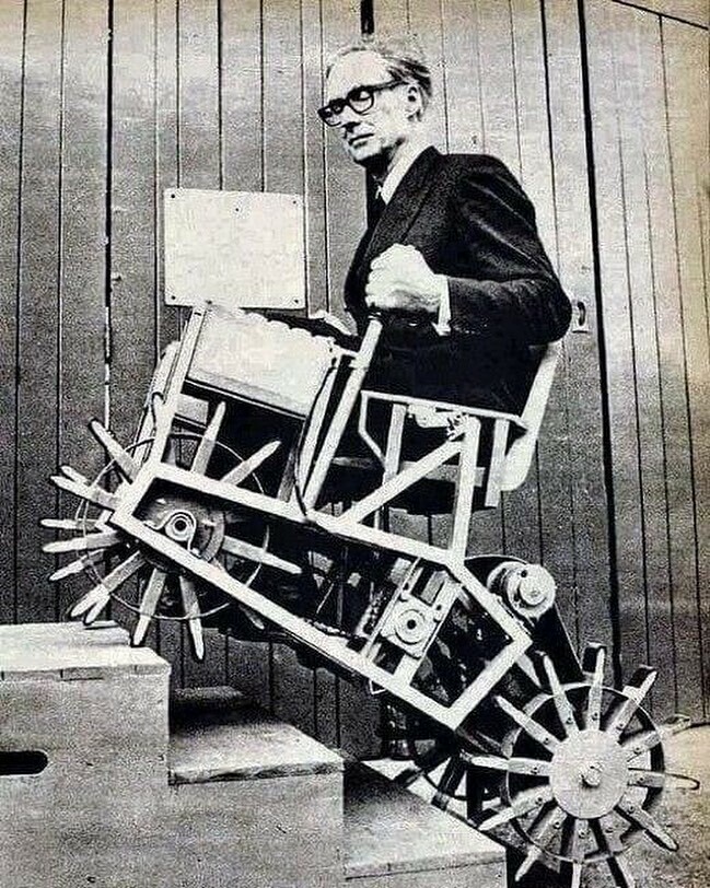 le professeur meredith thring et son prototype de chaise escalator en 1964