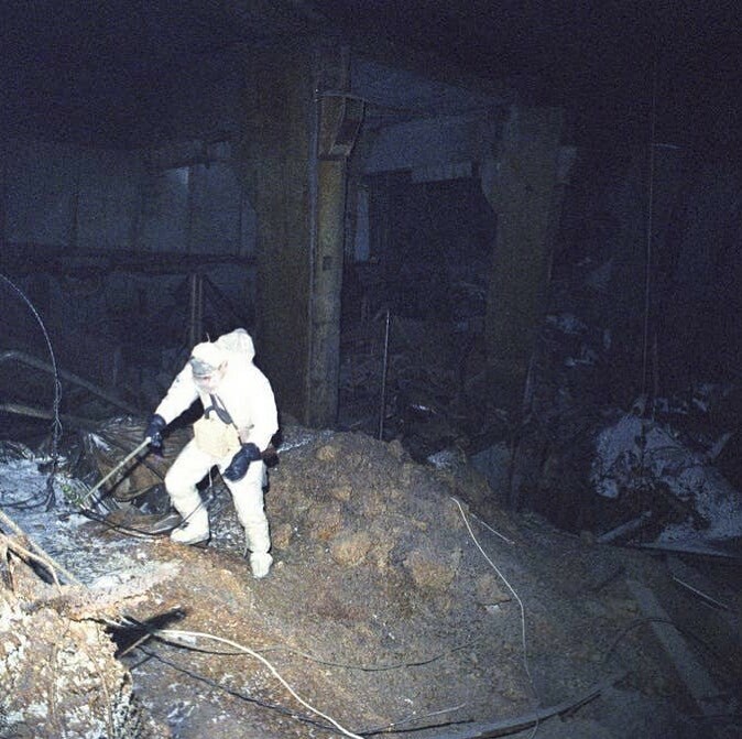 un scientifique solitaire descendant dans l’obscurité radioactive de tchernobyl en 1986