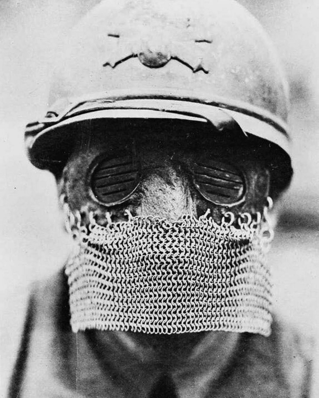 un “masque d’éclaboussure” britannique, conçu pour protéger le porteur des éclats d’obus. cette photo a été prise en octobre 1918.