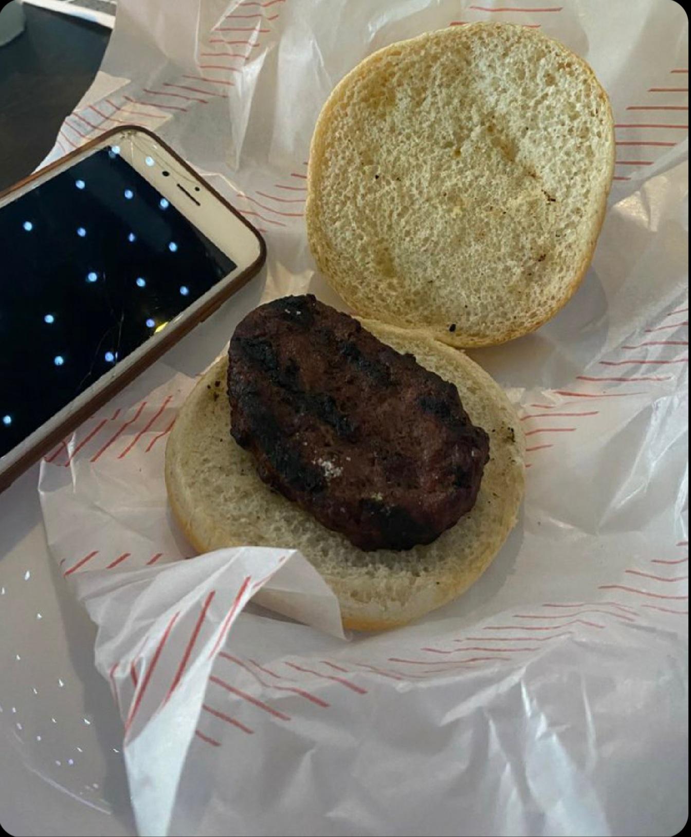 On m’a recommandé d’essayer le nouveau restaurant de hamburgers qui a récemment ouvert. Ce hamburger m’a coûté 6,95 £.