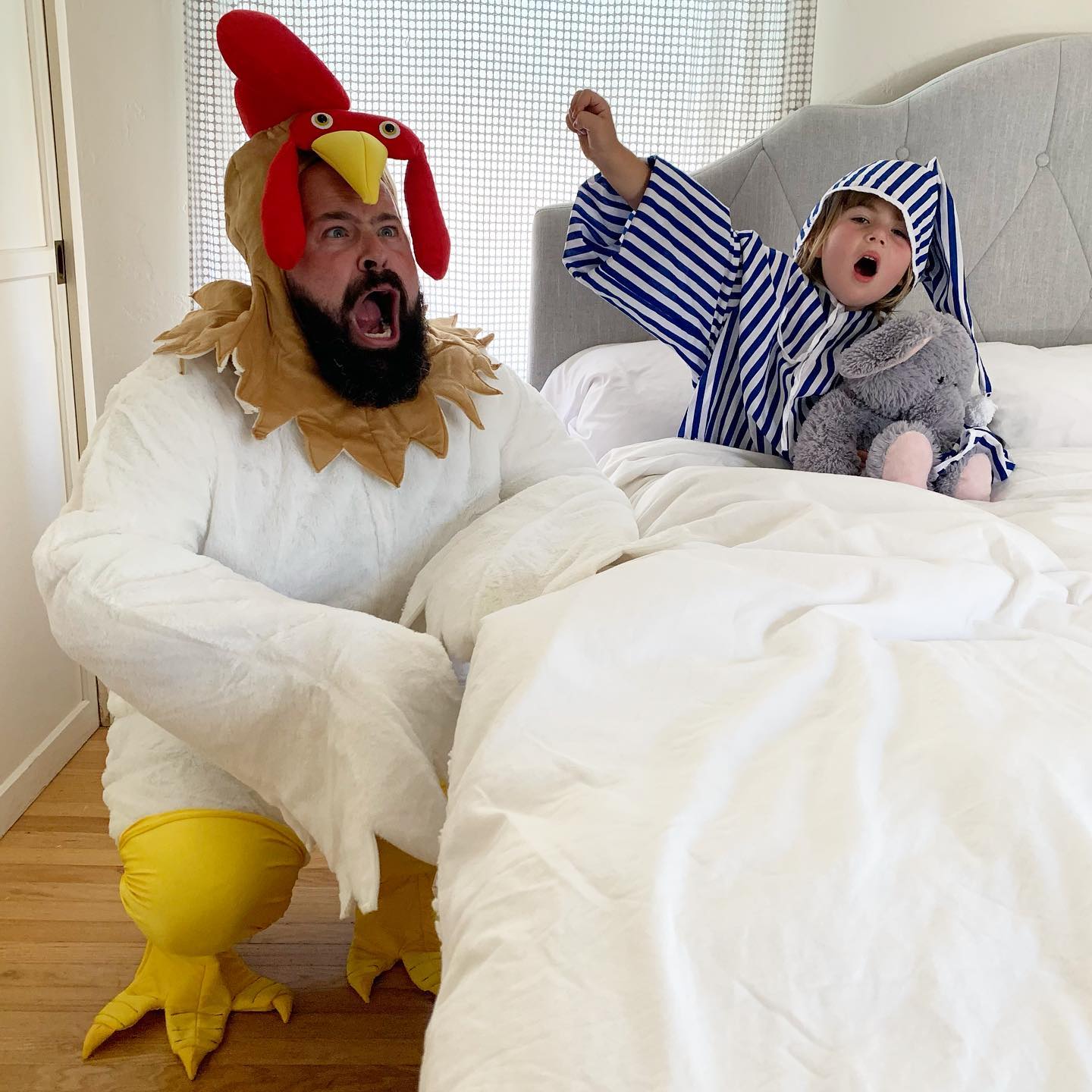 Un papa prend des photos hilarantes avec ses filles déguisées et elles sont trop adorables (40 nouvelles photos).