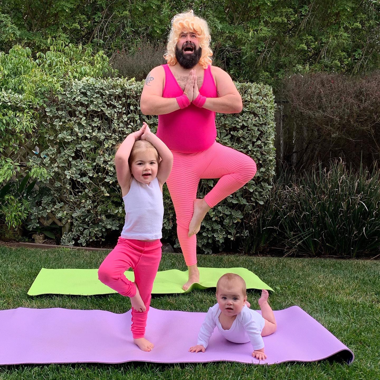 Un papa prend des photos hilarantes avec ses filles déguisées et elles sont trop adorables (40 nouvelles photos).
