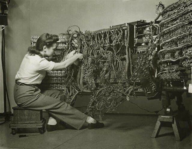 un ingénieur câblant un ordinateur primitif d’ibm en 1958