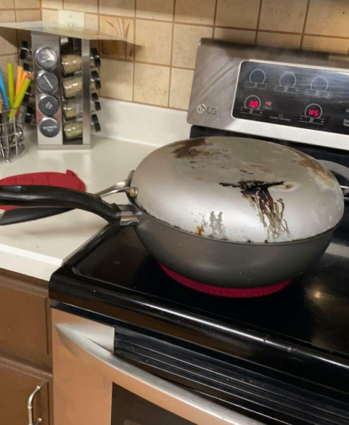 Je faisais un ragoût et j’ai réalisé que je n’avais pas de couvercle pour couvrir mon wok. Improvise, adapte, surmonte.