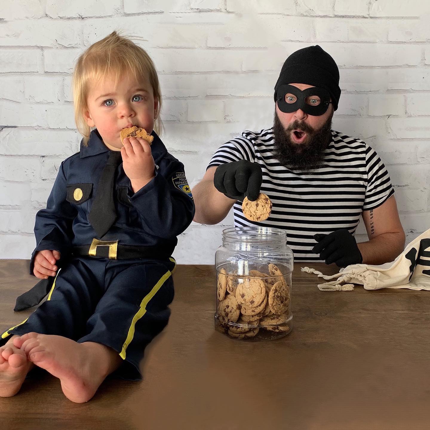 Un papa prend des photos hilarantes avec ses filles déguisées et elles sont trop adorables (40 nouvelles photos).