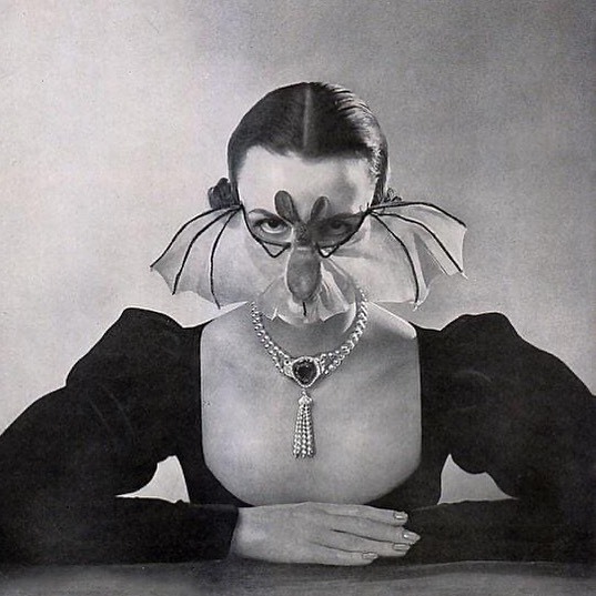 Tiré d’un magazine de mode allemand de 1951, “la chauve-souris” était un masque créé par le maquilleur français fernand aubry.