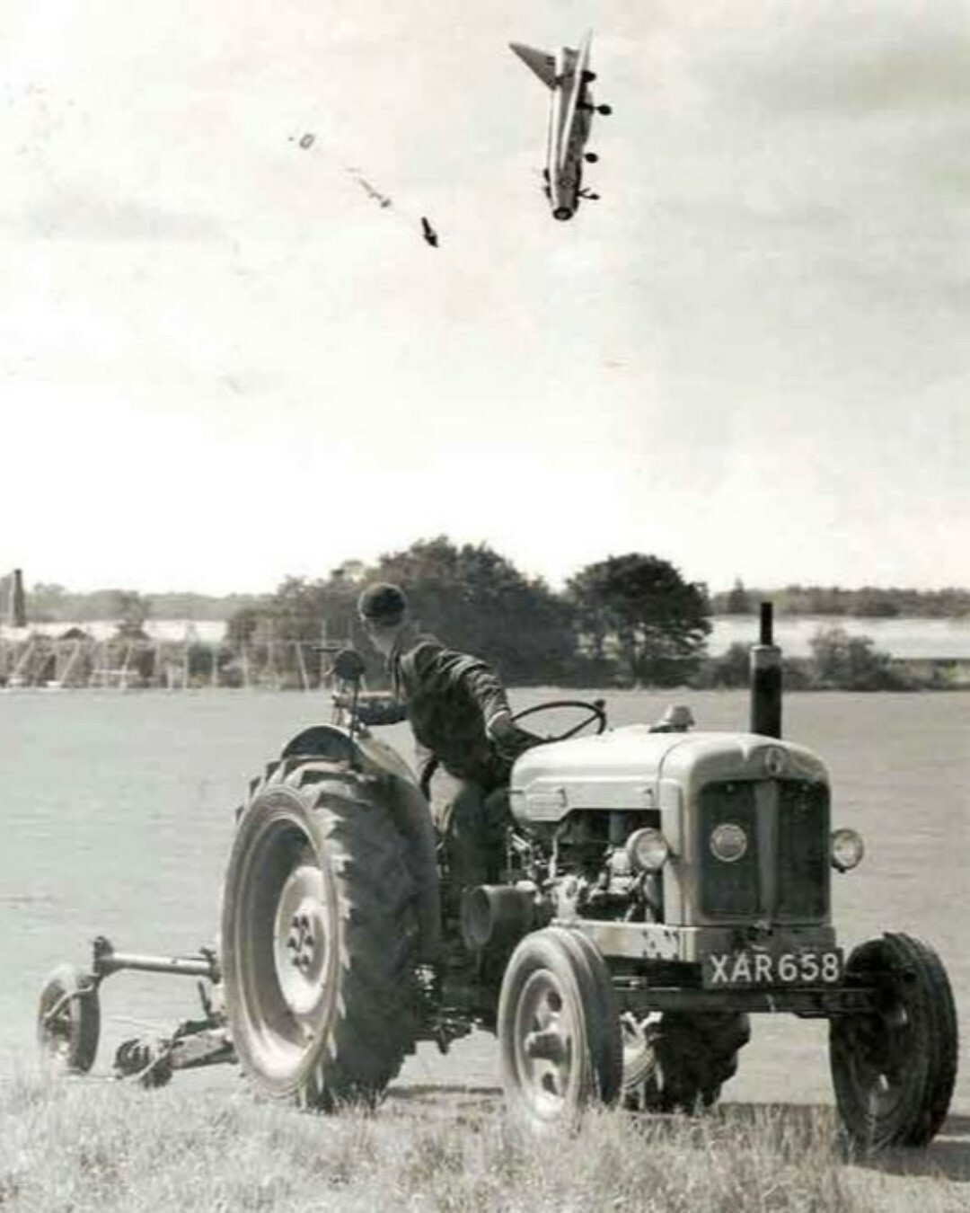 un electric lightning f1 anglais s’écrase dans un champ de fermiers. le pilote a survécu avec de multiples cassures et coupures. hatfield, hertfordshire, 13 sept. 1962