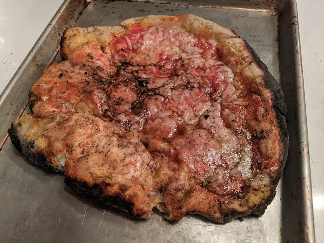 notre airbnb avait un four en briques. nous avons essayé de faire de la pizza