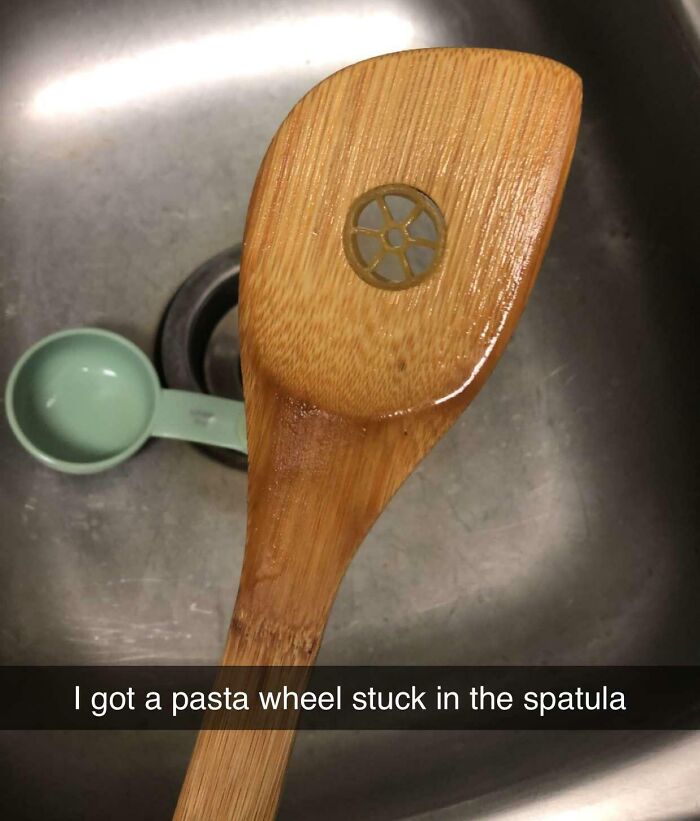J’ai coincé cette roue à pâtes dans ma spatule en préparant le déjeuner.
