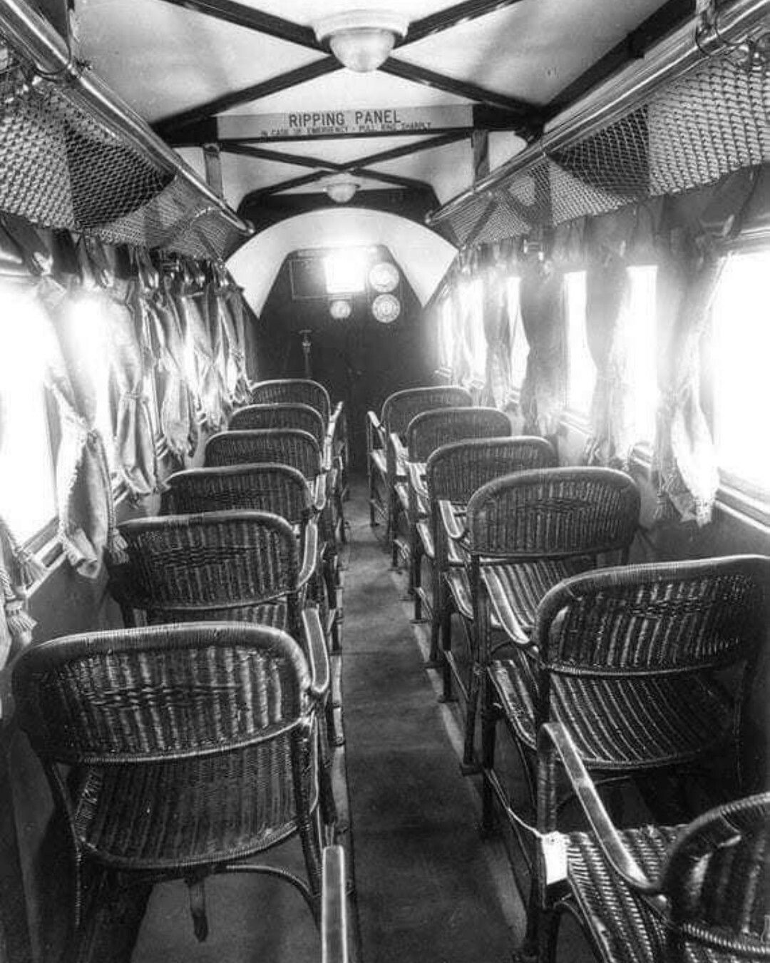Cette photo montre l’intérieur d’un avion en 1930.