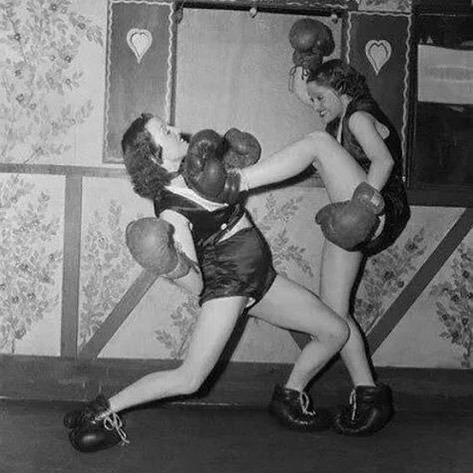 deux femmes qui boxent avec des gants de boxe aux mains et aux pieds dans une boîte de nuit de new york, 1938