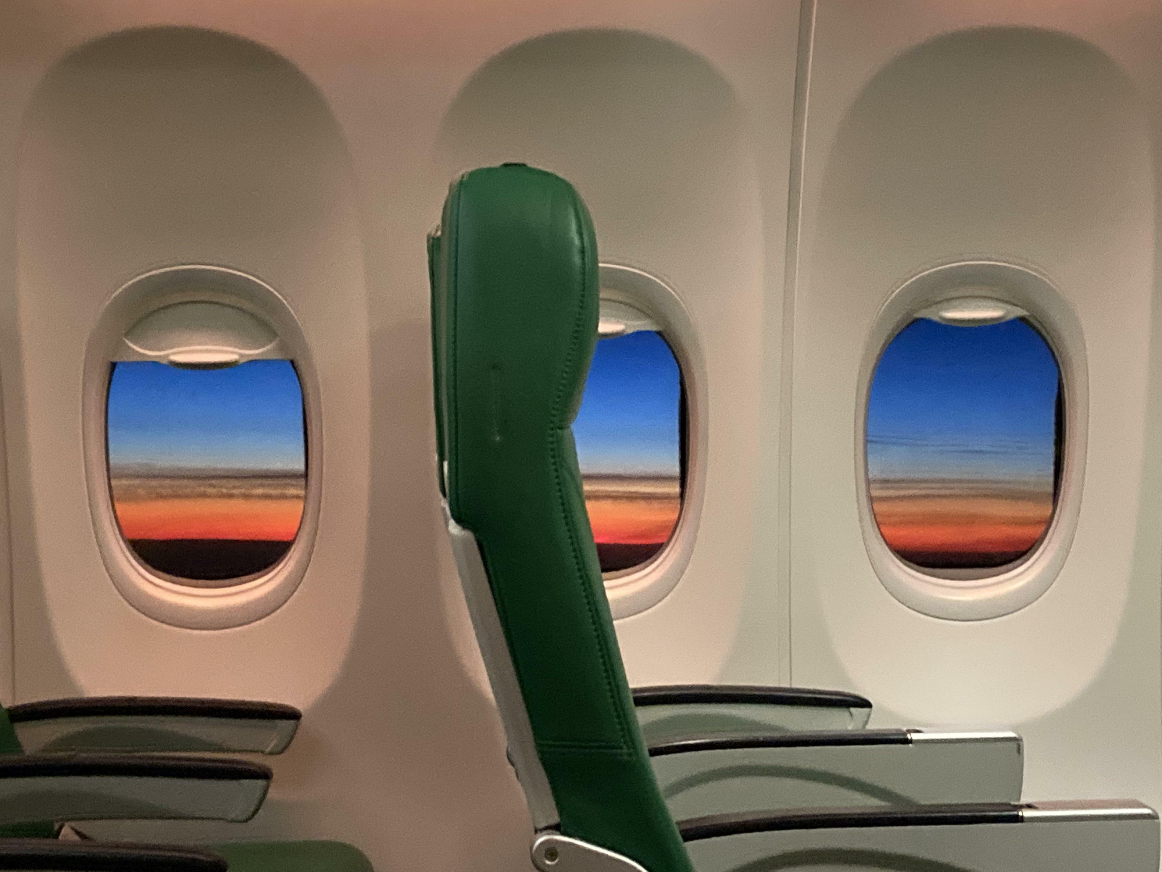 itap du coucher de soleil à l'intérieur d'un avion presque vide